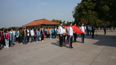 我校舉行清明掃墓活動暨新團員入團宣誓儀式