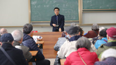 新學(xué)期退休教師返?；顒?dòng)