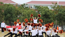 “引力播”新聞客戶端：壯觀團體操展現(xiàn)幼師青春風(fēng)采