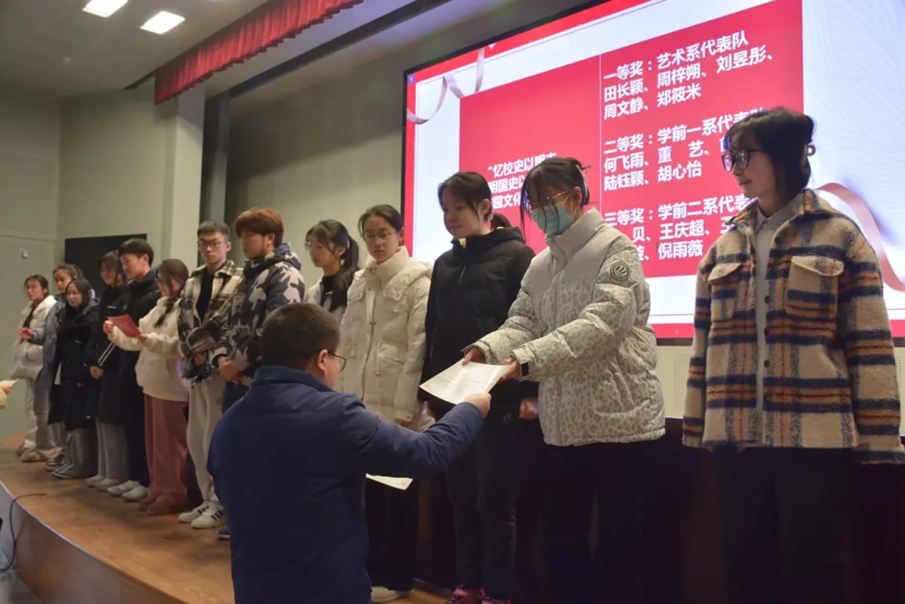 與會領(lǐng)導為獲獎同學頒獎瞬間