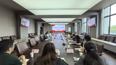 校黨委召開中層干部座談會(huì)